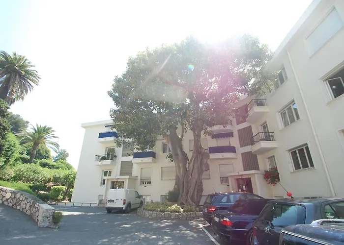 Lumineux Avec Grande Terrasse Et Garage Prive - Fr-1-196-276 *